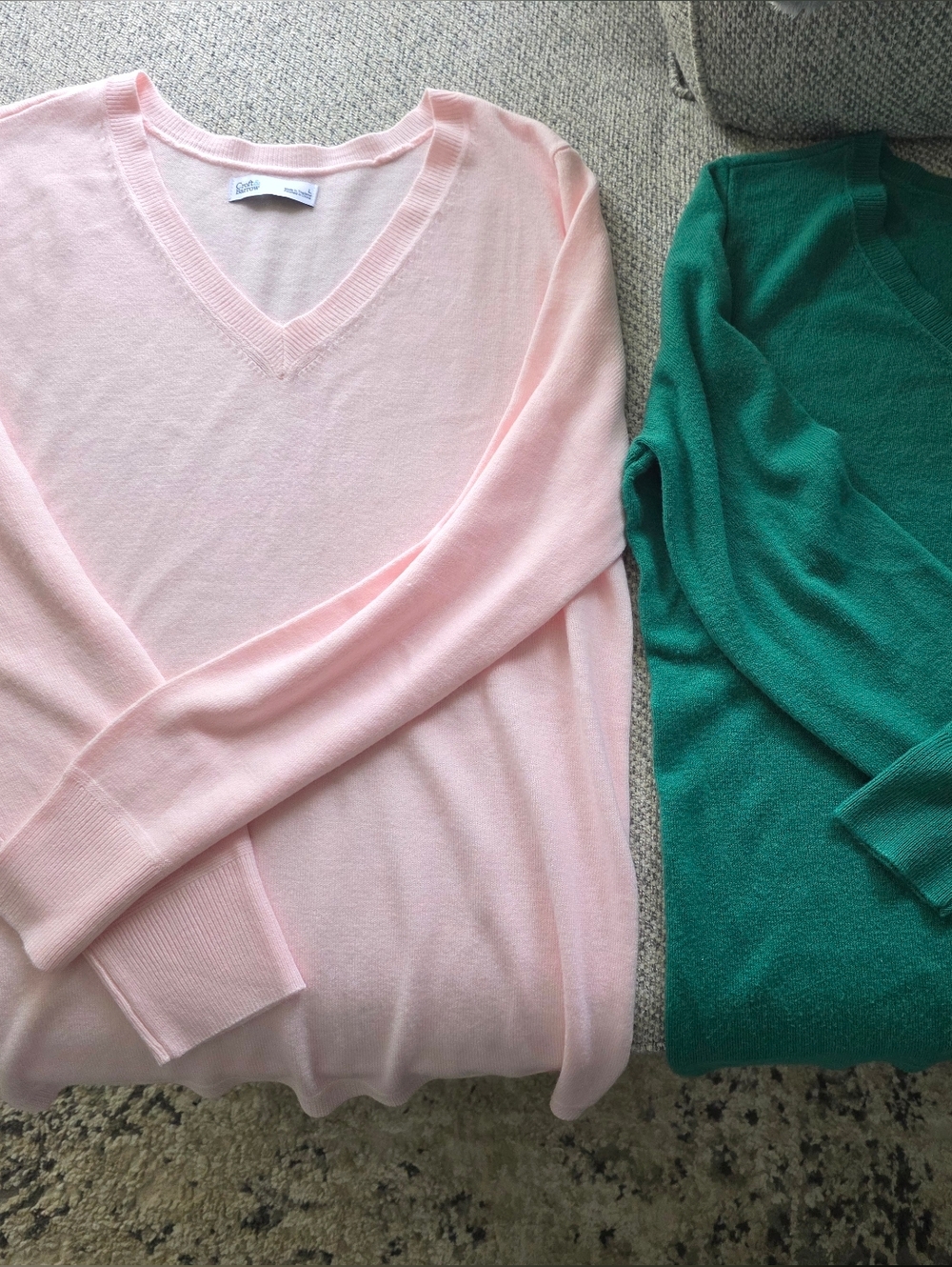 Pair of Women's V-Neck Sweaters in Pale Pink and Emerald Green